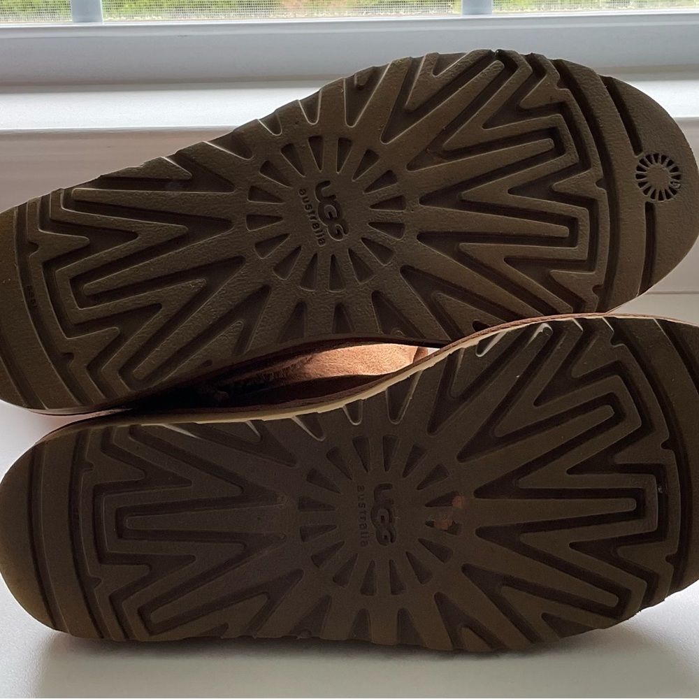 Beautiful UGG Bailey Button 5803 Suede Chestnut Women’s 9W Wood Button Closure - Picture 6 of 6